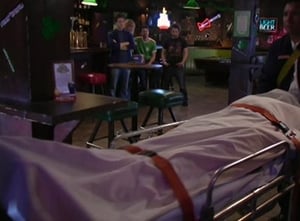 It's Always Sunny in Philadelphia, Season 1 - The Gang Finds A Dead Guy image